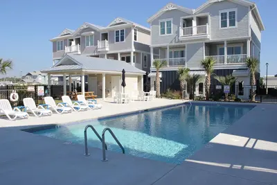 Image de Emerald Isle Brand New Luxury Condo! Steps to Beach, Direct Beach Access! Pool!