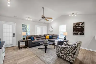 Image de Stylish Luxe One-Level Twnh Steps from Neuse Trail