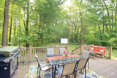 Image de Adjacent to Van Buren State Park. Huge backyard with hot tub and fire pit.