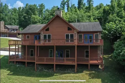 Image de Beautiful cedar home 5 bed 3 bath w/ whirlpool tub 2 mile from Twin cove marina