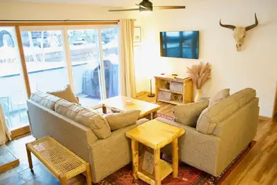 Image de Cozy 2 Bedroom Condo W/ Free bus - 1/2mi to Mtn