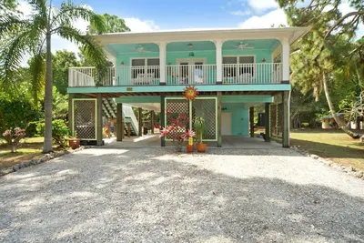 Image de Island Home within the Pines and Palms; Kayaks, Bikes, and Inviting Porches~