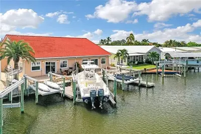 Image de Bring your boat and come enjoy island life in this canal front home!