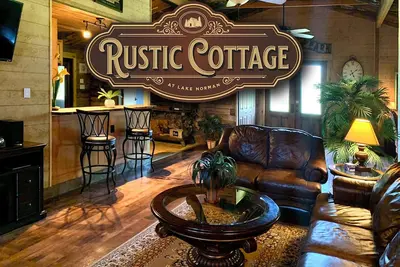 Image de Unique Rustic Charm Cottage Great Location close to Lake