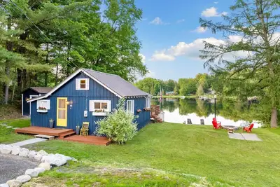 Image de The quintessential lakeside cabin. Tradition meets today. Family, friends, pets!