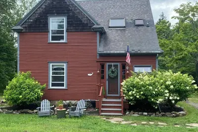 Image de Island Home Minutes Away from beaches, hiking, kayaking, or seaside dining