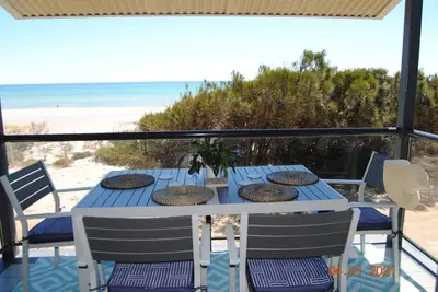 Image de Absolute beachfront 2 bedroom upstairs unit SAndy Feet 🦶 3