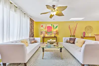 Image de Behind Closes Doors just 4. 5 miles away from the beach!