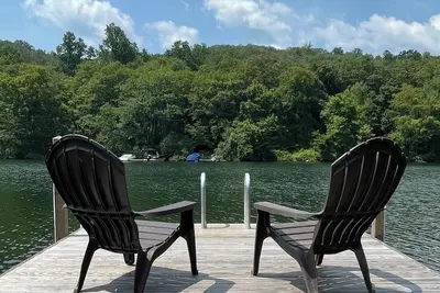 Image de Lakefront Cabin w\/Dock, Fire Pit and Private Beach on Quiet Candlewood Lake Cove