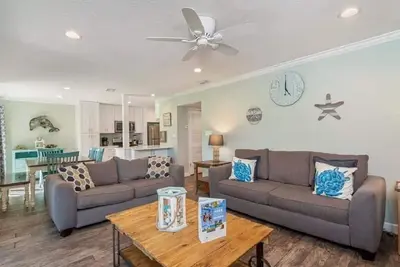 Charming, cozy with a coastal vibe family sized villa, 15 min walk to the beach.