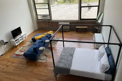 Image de Historic 2 Bedroom Riverfront loft in Corktown