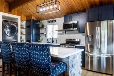 Image de Pet Friendly Cozy Up Cabin fenced back yard & fully remodeled single story cabin