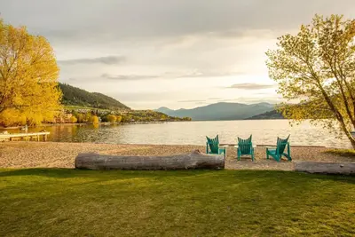 Cozy Condo Steps to Lake