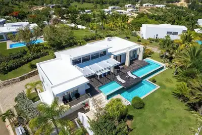 Image de V12 Casa Summerhill · Luxury villa w/ 2-level pool + bar and pool table
