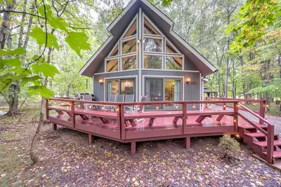 Image de Serene Poconos Chalet - Hot Tub, Lake & Pool Access + Pet Friendly!