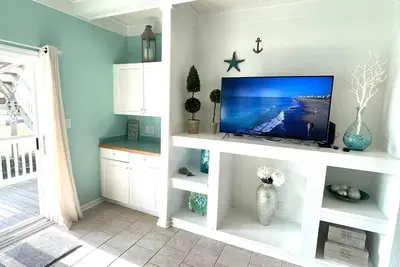 Image de A stone's throw away from the sand! First floor, Family sized condo!