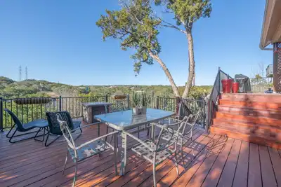 Image de Stunning Home on a Cliff with Gorgeous Views: 5 min to Lakes