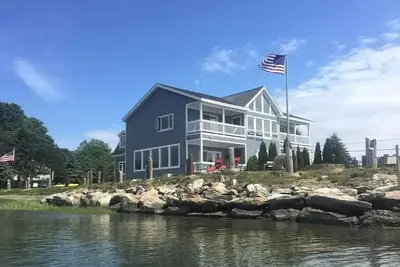 Image de Oceanfront 4 bed, 3 bath colonial beach home, right on Casco Bay!