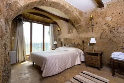 Image de Romantic home carved into the rock with breathtaking views