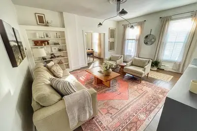 Image de The Heritage Hill Rustic Farmhouse in Downtown Grand Rapids.