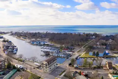 Image de The Blue Oasis is located in the heart of downtown South Haven with water views.