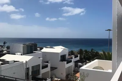 Image de Spacieux appartement avec une vue imprenable et un jet de pierre de tout ce dont vous avez besoin