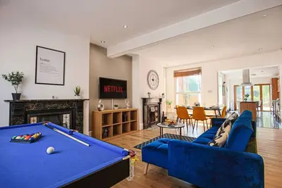 Image de 🌟Central House w/ Pool Table, Smart Tv & Parking🌟