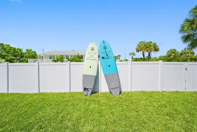 Image de Sandy & Salty- Sleeps 16 - 2 beach homes connected by yards!