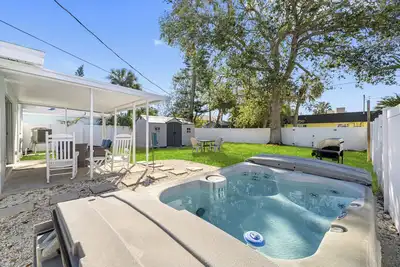 Image de Salty Air Retreat - Fully Remodeled-Walk to the Beach!