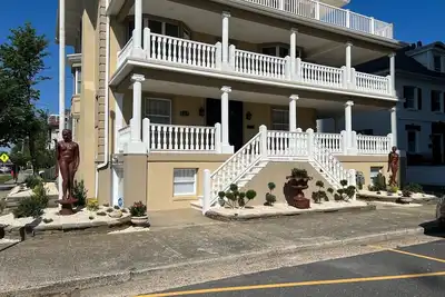 Image de Beautiful Beach Block House in Ventnor with 3 wrap around decks and ocean views