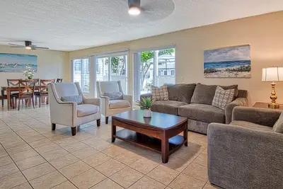 Image de Spacious Lower unit just 2 houses from the sand!