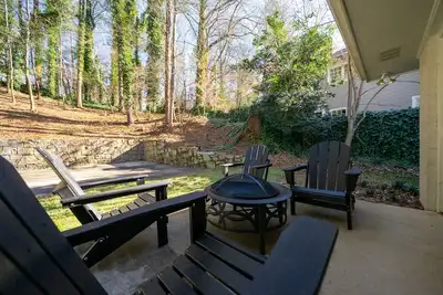 Image de Cheerful mid-century modern Buckhead home
