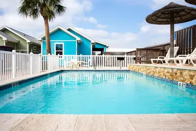 Image de Cozy Island Cove Minutes from the Sand & Sea