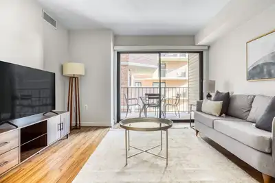 Image de Roomy Clarendon 2br w/ W/D & Gym, across street from Wf, by Blueground