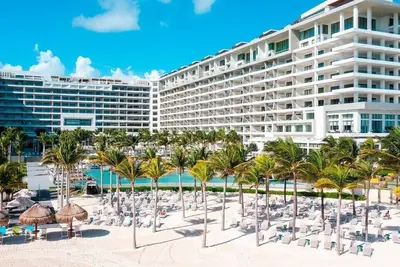 Image de 3 Bedroom Ocean View with furnished balcony and hot tub along with hammocks.