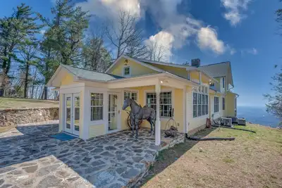 Image de Fin and Fig Farmhouse | Pet-Friendly, Mountaintop Farmhouse | Scenic Views and Hot Tub