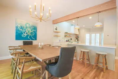 Image de Beautifully Renovated Home w/ New Kitchen & New Bathrooms. Two Master Suites!