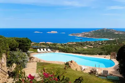Image de Appartement \"Infinite Blue Porto Cervo\" près de la plage avec vue sur mer, piscine partagée et Wi-Fi
