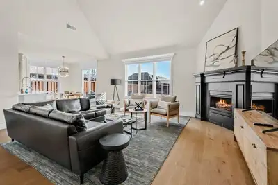 Image de Apollo House-Amazing Location in Rogers-Sleeps 11