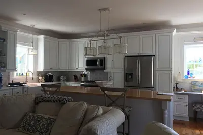 Image de Crisp and clean beach block home
