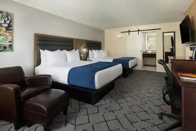 Image de Free Local Shuttle to Old Town Scottsdale, Fashion Square Mall, Camelback
