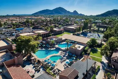 Image de 2 Comfortable Units, Perfect for Large Groups! Free Parking and Shuttle Service!