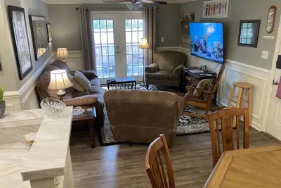 Image de Classic City 3 bedroom 2 bath condo with deck close to 5-points & Uga in Athens