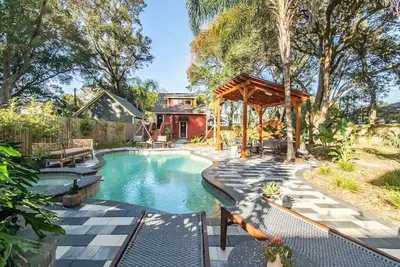 Image de Studio loft w/ pool, spa & gardens near downtown