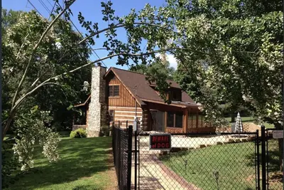 Image de Cabin by the Creek Sleeps 8 on 3 Beautiful acres - Close to town and activities