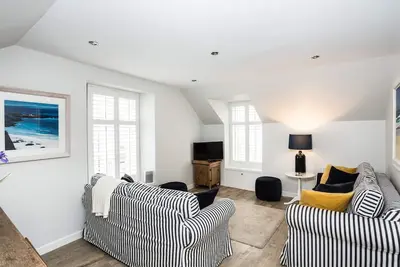 Image de Stylish first-floor apartment with private patio, just moments from the High Street. Sleeps 2