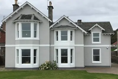 Beachfront 3 bedroom ground floor luxury holiday apartment in North Berwick with parking