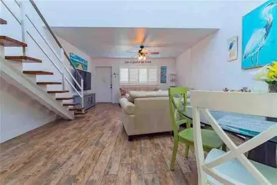 Image de Chic Coastal Retreat: unforgetable 2br Gem steps from the beach