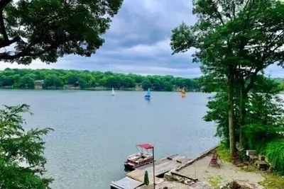 Image de Lake House / Private Dock & Deck on the water / 5min from Skiing, Hiking & Golf