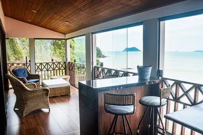 Image de Casa pé na areia com varanda gourmet em Búzios/Rj